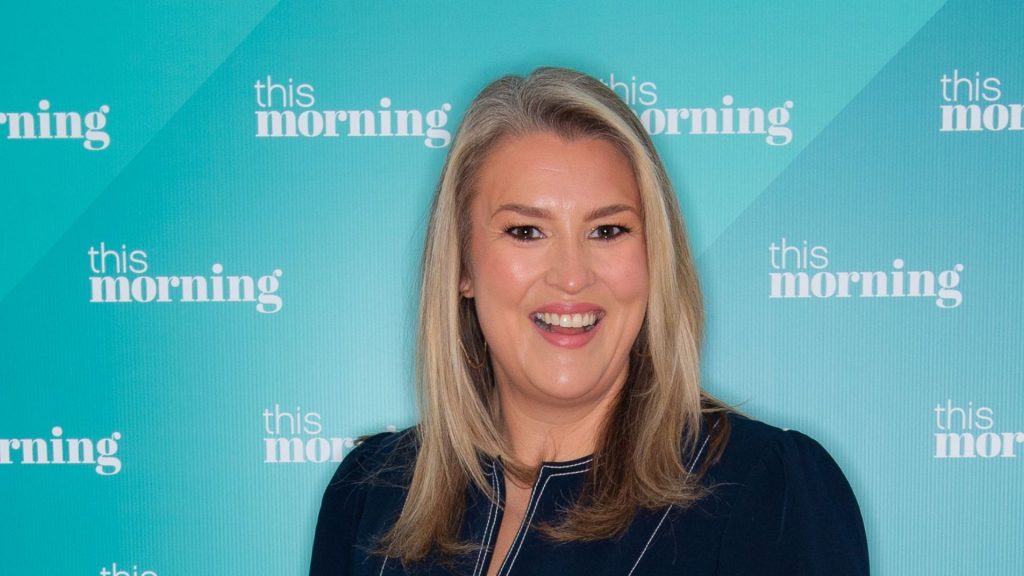 Scopri il jumpsuit di Sara Davies: il look perfetto per la stagione!