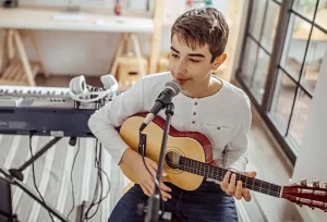 Perché la voce cambia: le cause principali del cambiamento vocale naturale