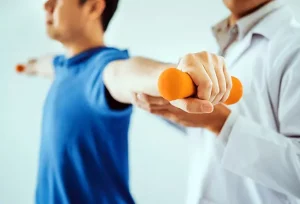 Lat raises potenziano spalle toniche e scolpite migliorando forza e definizione muscolare