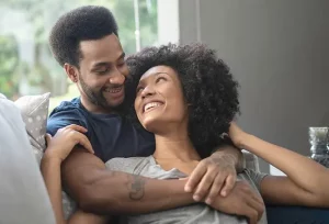 Cosa rappresenta per una ragazza il significato profondo dell’abbraccio affettuoso?