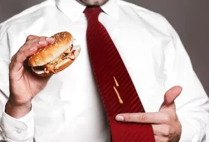 I migliori rimedi casalinghi efficaci per eliminare le macchie dai vestiti rapidamente