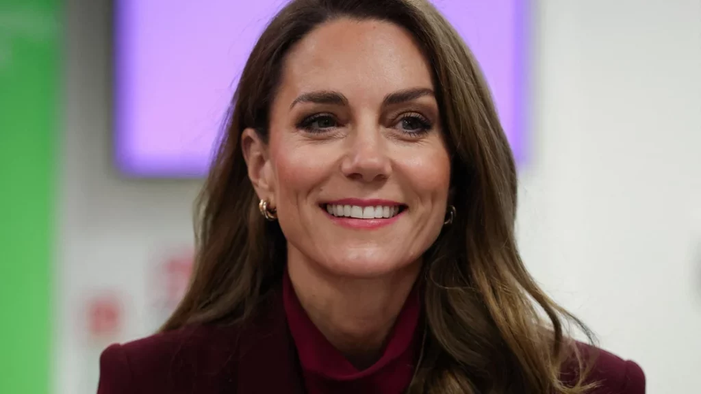 Kate Middleton sorprende in un’uscita pre-compleanno indossando un elegante completo bordeaux.
