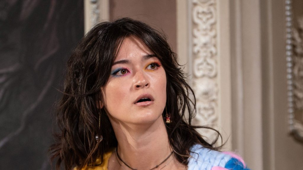 Il cardigan arcobaleno di Jade in The Traitors: un’esplosione di colore per ogni guardaroba.