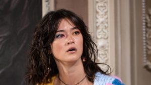 Il cardigan arcobaleno di Jade in The Traitors: un’esplosione di colore per ogni guardaroba.