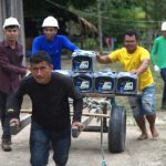 Villaggi Amazon costruiscono sistemi energetici autonomi dopo il fallimento delle promesse del mega-diga.