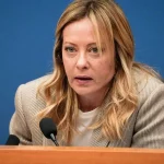 Meloni invita le opposizioni a unirsi contro la violenza verso le forze dell’ordine.