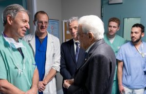 Mattarella visita giovani feriti a Niguarda, ringrazia medici e incontra le famiglie colpite.