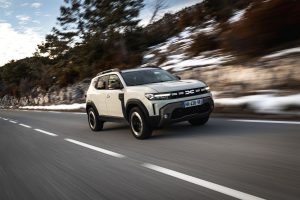 Dacia Duster rinnovato: potenza e efficienza con motori aggiornati per prestazioni superiori.