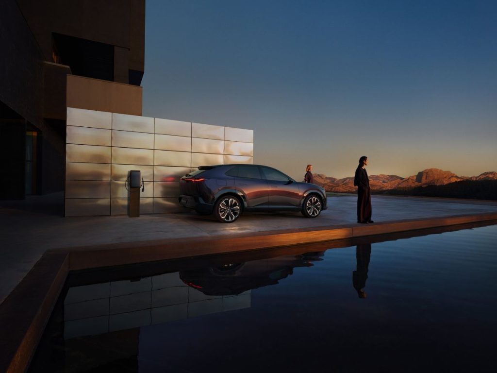 Mazda CX-6e: un debutto tra arte e innovazione al MAXXI. Scopri il futuro della mobilità!