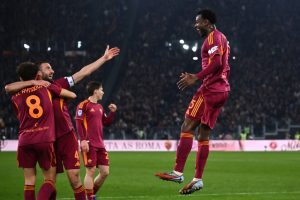Roma domina la Cremonese 3-0 e raggiunge il Napoli al terzo posto in classifica.