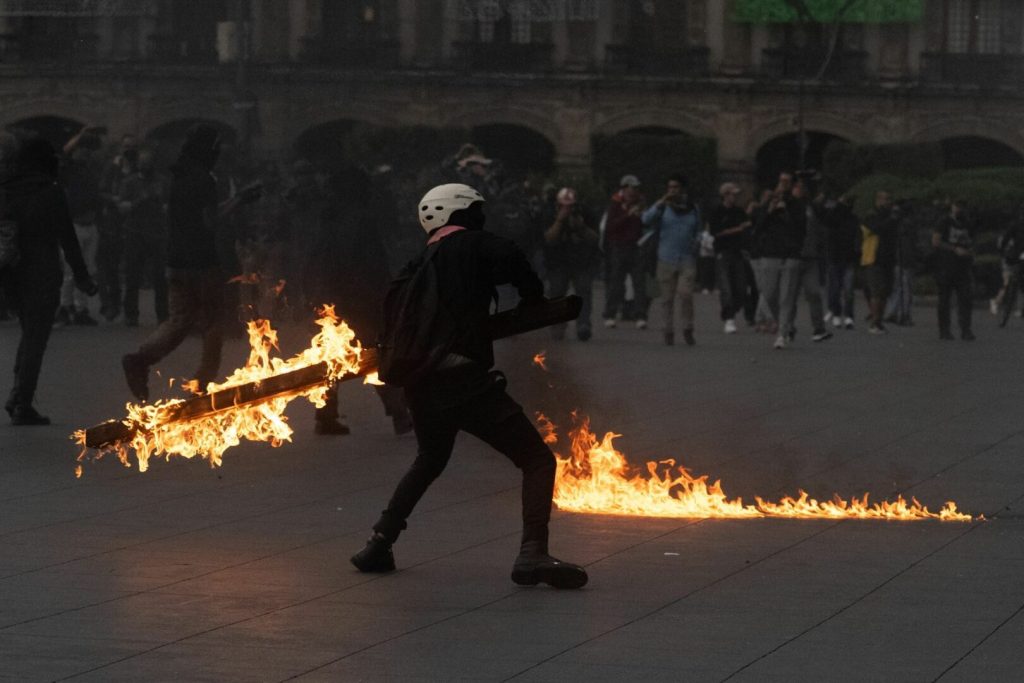 Capo narcos ucciso in Messico: scontri violenti con la polizia segnano la giornata.