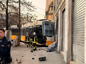 Tram deraglia a Milano: autista accusa malore, Salvini parla di “fatto gravissimo”.