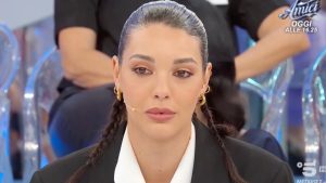 Gemma rivela a Mario i sentimenti, mentre Sara affronta la solitudine.