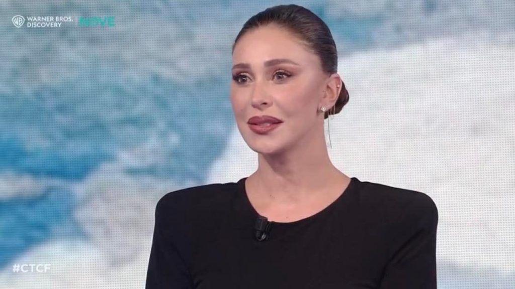 Belen Rodriguez sostiene Maria De Filippi e risponde in modo indiretto a Fabrizio Corona.