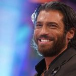 Sanremo 2026: Can Yaman affianca Carlo Conti come co-conduttore del celebre festival musicale.