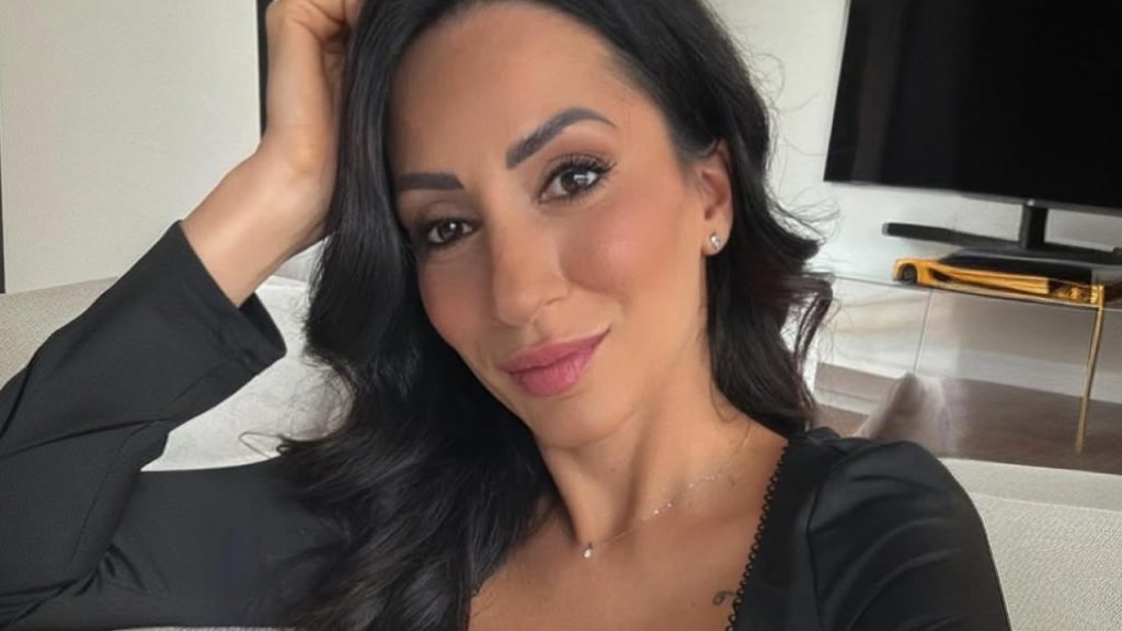 Margherita Aiello convive e critica l’ex Dennis in una svolta sorprendente di Uomini e Donne.