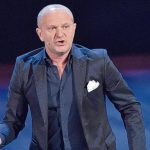 Andrea Pucci affronta un’altra delusione lavorativa dopo la rinuncia al Festival di Sanremo.