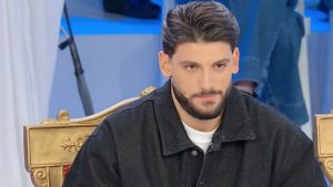 Maria De Filippi striglia Ciro Solimeno in una dura discussione televisiva.