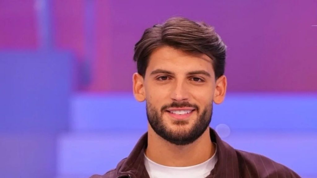 Gemma in lacrime, Elisabetta accusa e Ciro ruba baci: dramma tra passione e tensione.