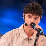 Amici 25, Riccardo Stimolo resta nella scuola: nessun provvedimento nonostante la bufera sui social.