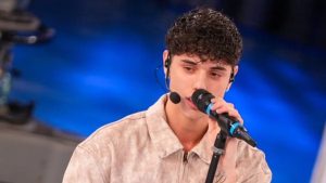 Amici 25, Riccardo Stimolo resta nella scuola: nessun provvedimento nonostante la bufera sui social.