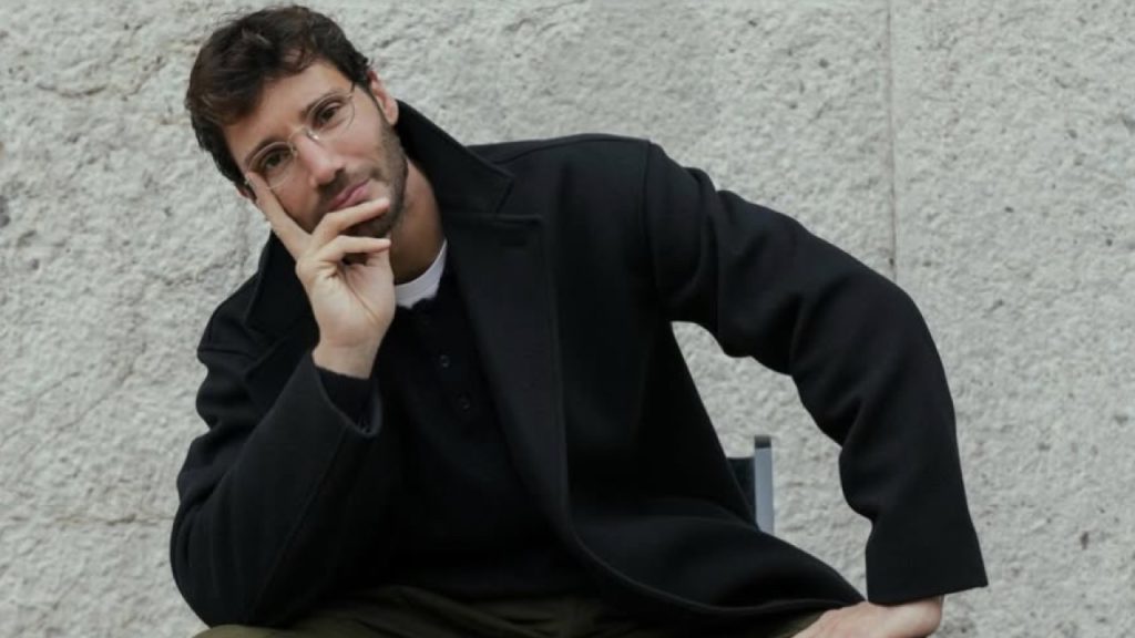 Sanremo 2027: Stefano De Martino potenziale sostituto di Carlo Conti, con Antonella Clerici in corsa.