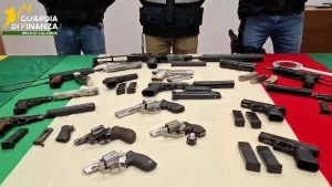Armi ed esplosivi sequestrati a Gioia Tauro: due arresti nel video dell’operazione.
