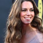 Il vestito rosa di Kate Middleton ai BAFTA: un dolce dettaglio che parla di lei e William.