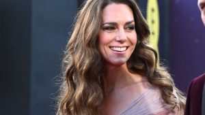 Il vestito rosa di Kate Middleton ai BAFTA: un dolce dettaglio che parla di lei e William.