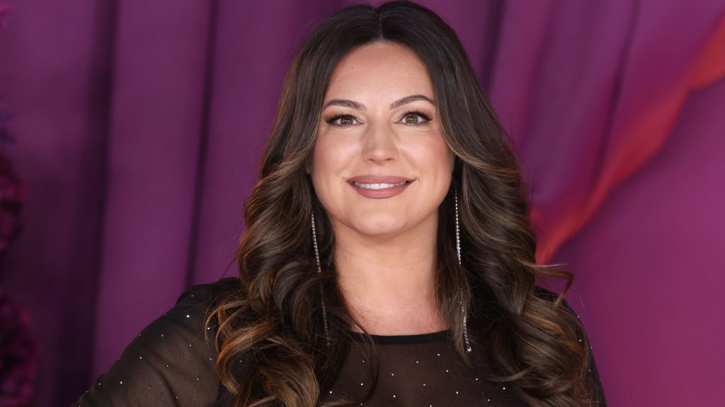 Scopri il maxi dress di Kelly Brook: un must-have versatile per ogni guardaroba.