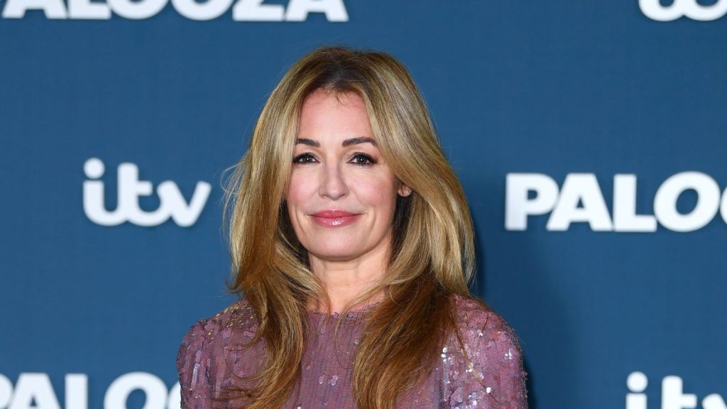 Cat Deeley illumina l’inverno con il suo vivace maglione rosso fuoco e jeans.