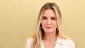 Michelle Pfeiffer sfoggia strepitosi stivali Chelsea scamosciati abbinati a jeans dritti.