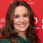 Pippa Middleton: l’elegante trench blu che non passerà mai di moda.