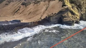 Cambiamenti climatici in Islanda: la mareggiata cancella la spiaggia nera di Reynisfjara