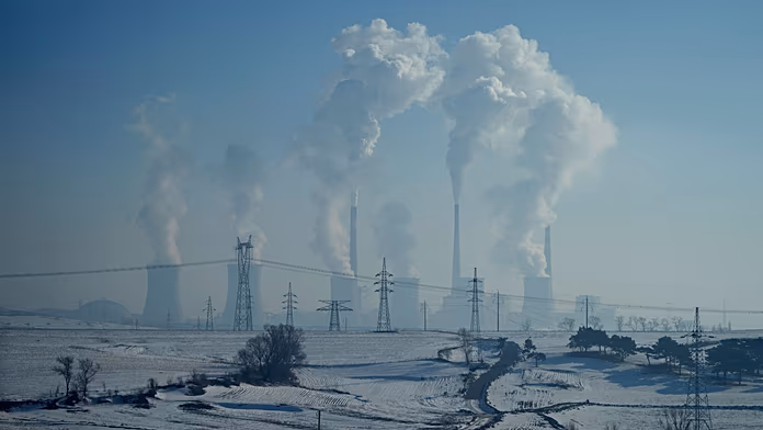 Cina: boom di eolico e solare, ma continuano a sorgere centrali a carbone.