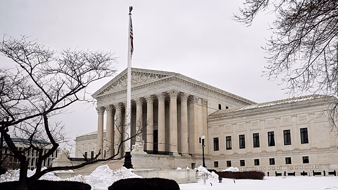 Corte Suprema USA esamina le questioni legate a petrolio, gas e cambiamento climatico.