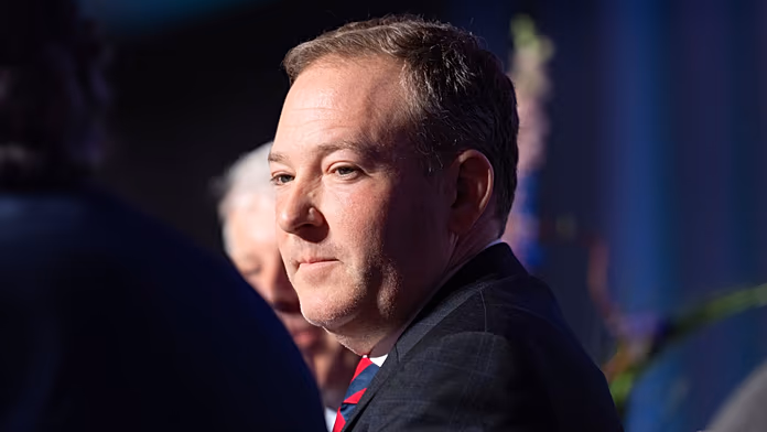 Trump abolisce norma climatica cruciale: una scelta devastante per l’ambiente e il futuro.