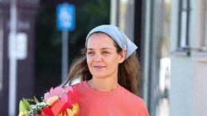 Katie Holmes: le eleganti ballerine trapuntate per una primavera alla moda e versatile.