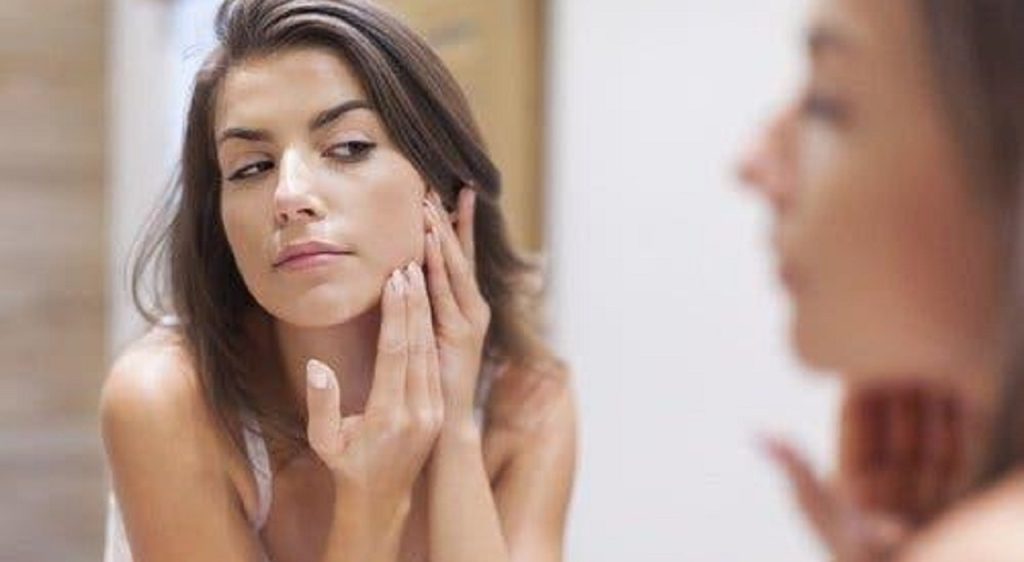 Prurito e sollievo: scoperta sui neuroni rivela quando fermarsi dallo grattarsi.