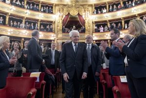 Mattarella celebra l’orgoglio dell’avvocatura e dei giovani al Teatro Massimo di Palermo.