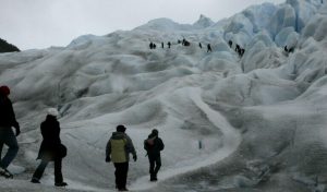 Argentina valuta di allentare le protezioni dei ghiacciai per estrarre minerali essenziali.