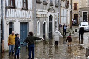 Tempesta in Francia: due morti e allerta alluvioni in corso sabato.