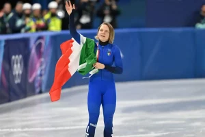 Arianna Fontana conquista l’argento nei 500m, raggiunge 13 medaglie olimpiche come Mangiarotti.