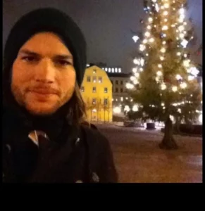 Ashton Kutcher compie 48 anni: L’Evoluzione da “Punk’d” a Visionario della Silicon Valley