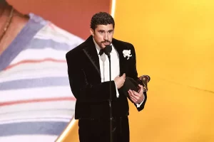 Bad Bunny trionfa ai Grammy e critica ICE; Trump definisce lo show “inguardabile”
