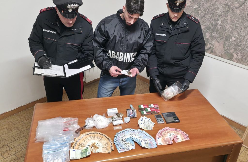 Due giovani arrestati a Roma: trovati droga e soldi in casa.