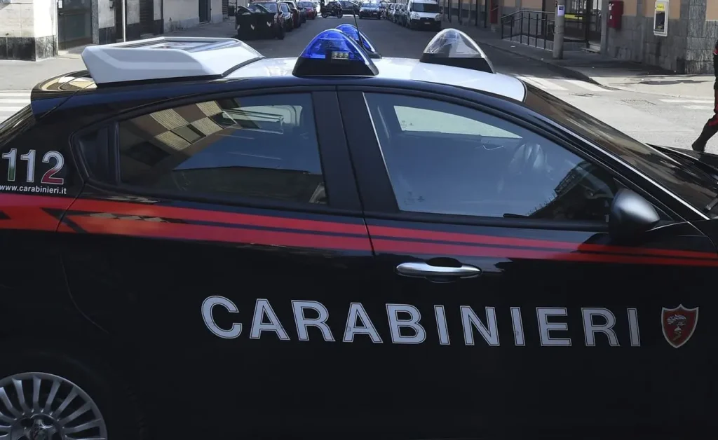 Uomo arrestato a Bolzano dopo violenza sulla compagna e aggressione ai carabinieri.