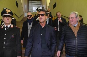 Mediaset e MFE denunciano Corona: causa civile da 160 milioni per danni economici.