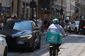 Caporalato tra i rider: Deliveroo sotto scrutinio giudiziario per pratiche illecite.