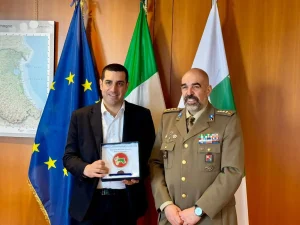 De Pascale incontra il comandante Perrone: collaborazione tra istituzioni per la sicurezza regionale.